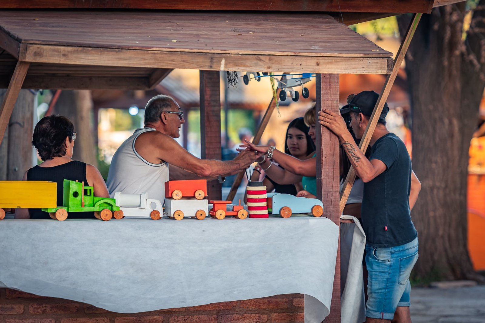 Puesto de juguetes de madera en la Feria de Artesanos de Villa Rumipal