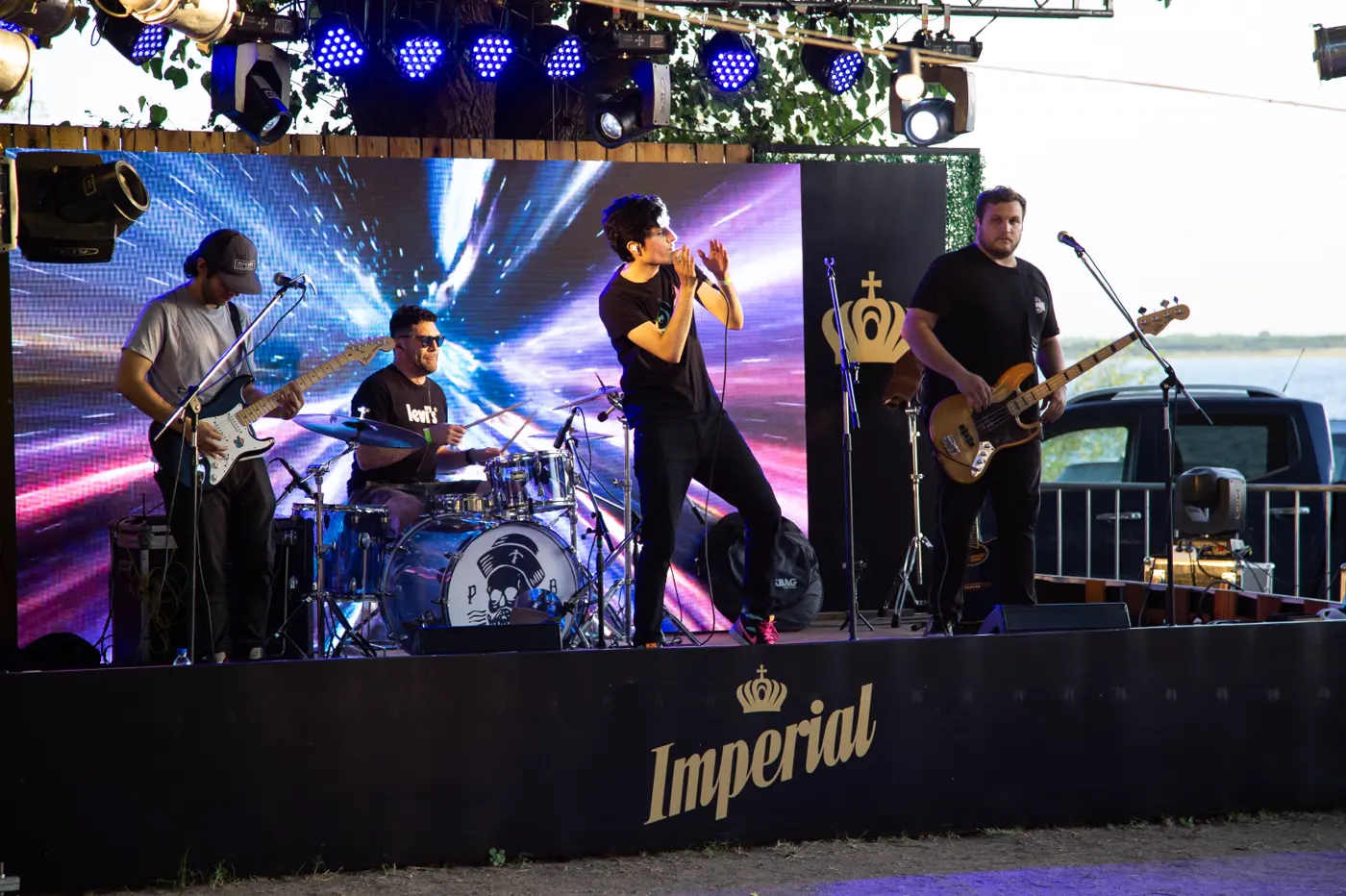 Banda tocando en vivo en el escenario de Jarana