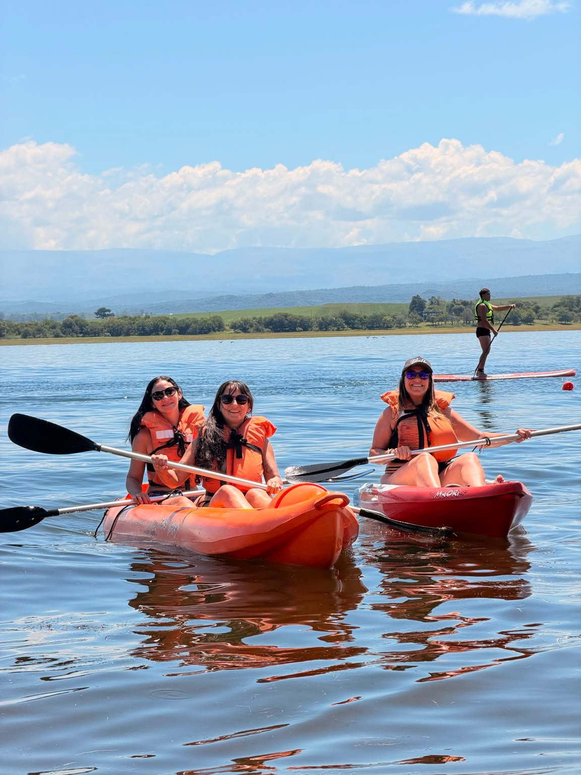 Visitantes disfrutando de kayaks en La Delia