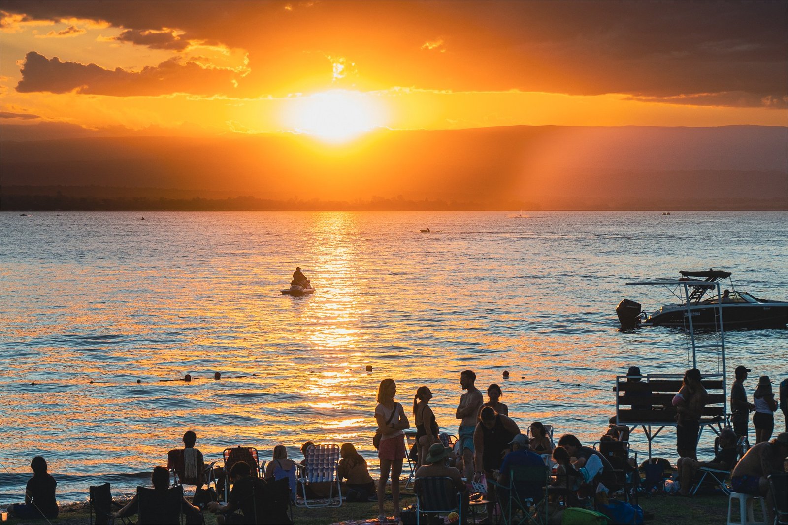 Atardecer sobre el lago de Villa Rumipal